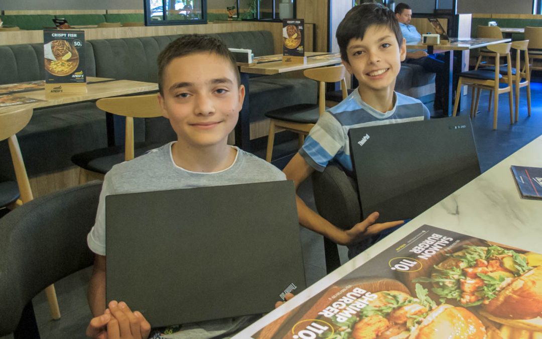 Laptops an behinderte Kinder abgegeben
